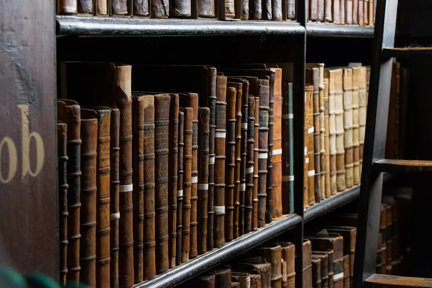 Стопка старых книг в кожаных переплетах